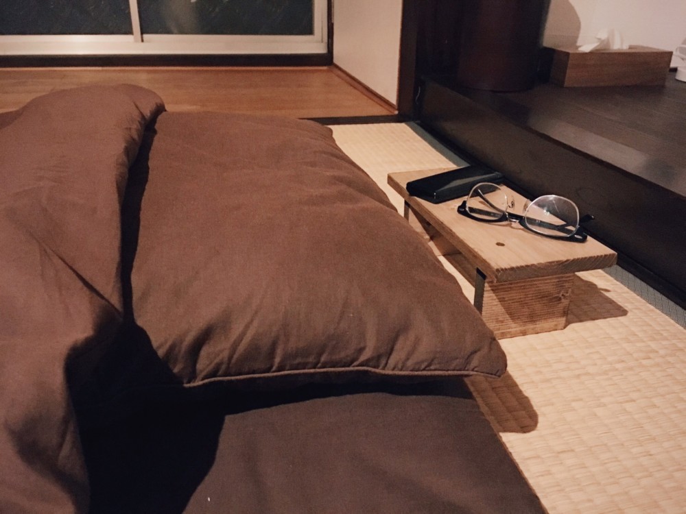 寝る時用、物置台を作りました